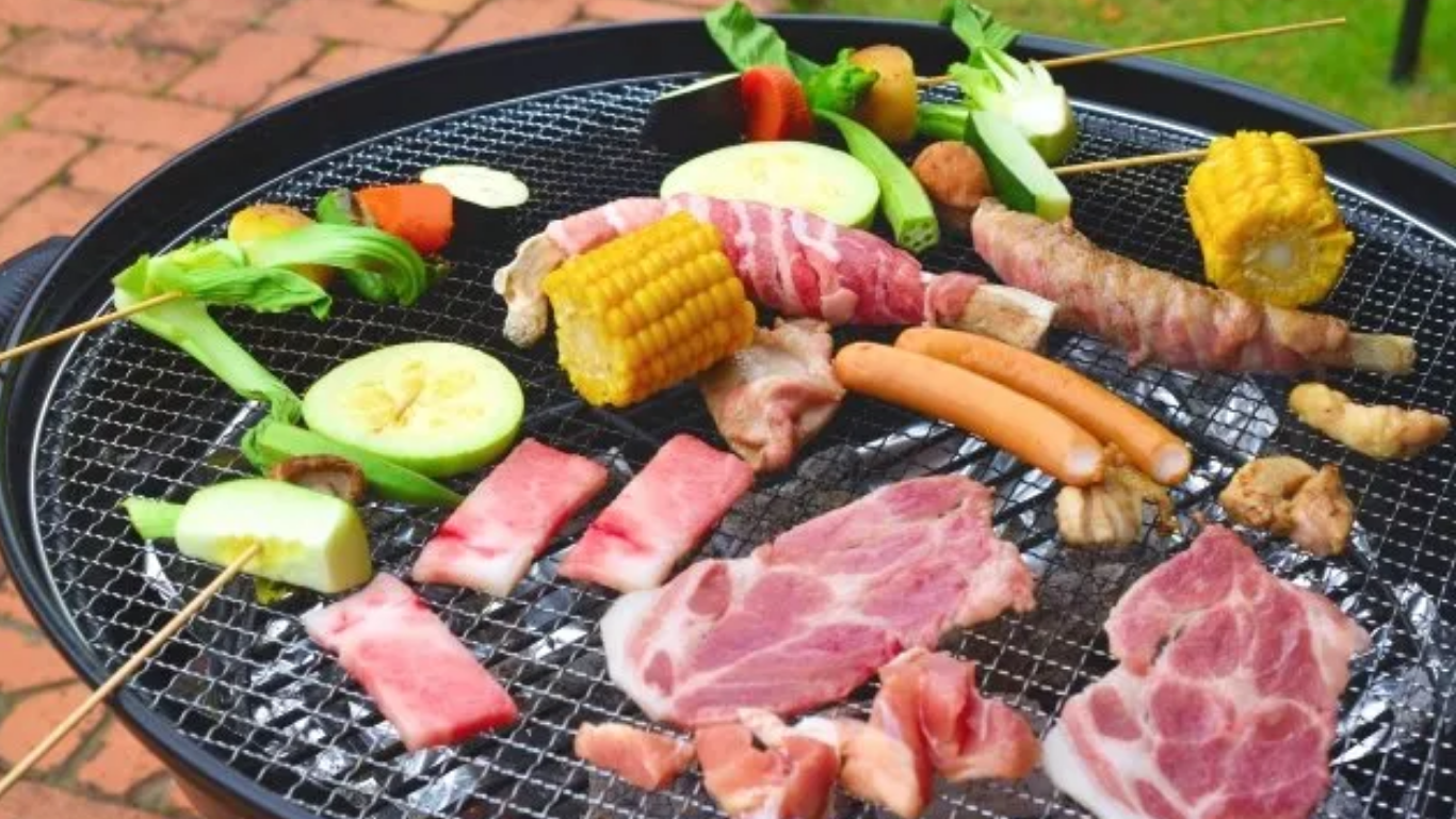 バーベキューの炭火と肉