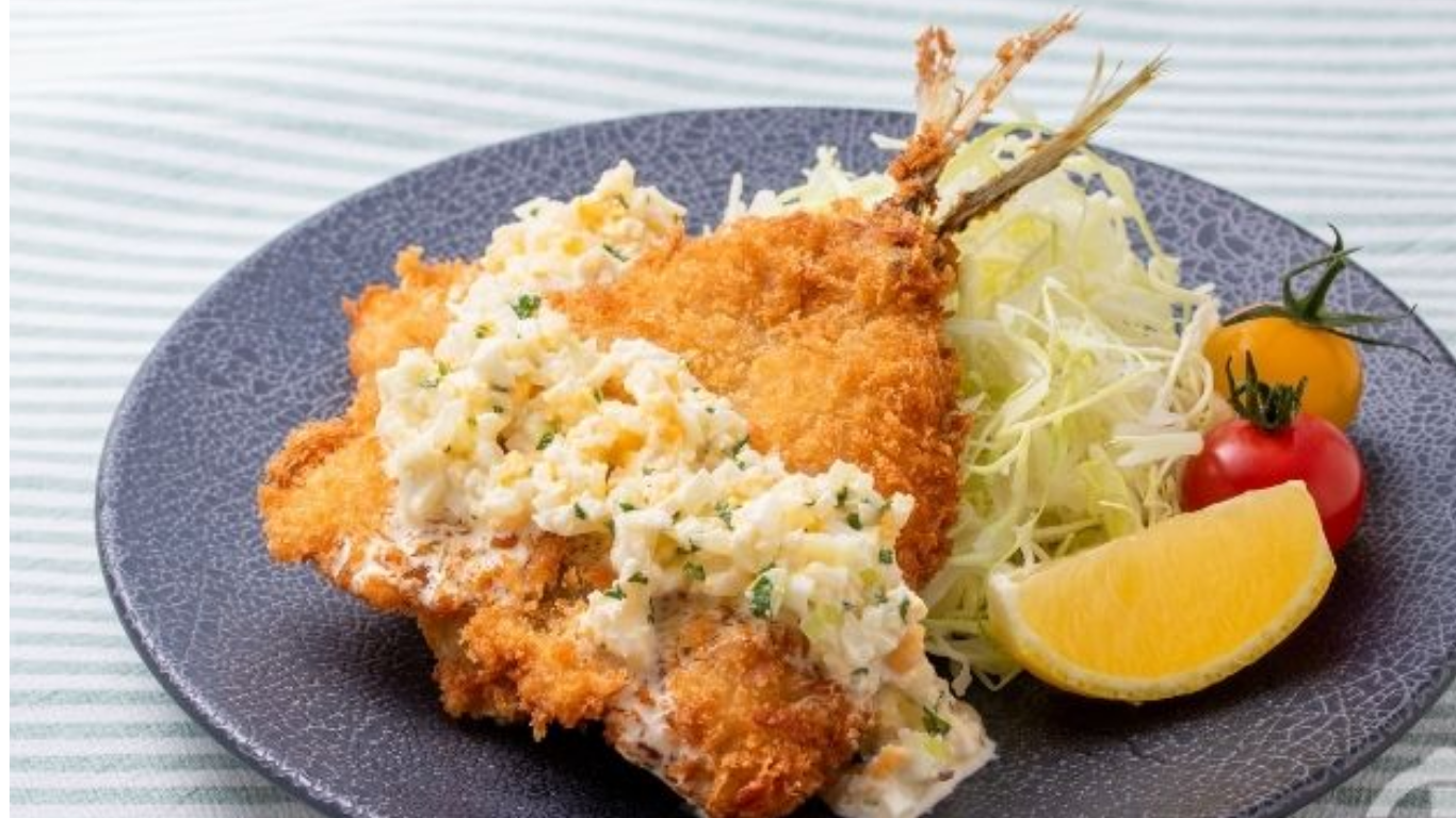 アジフライにソースとタルタルを添えて