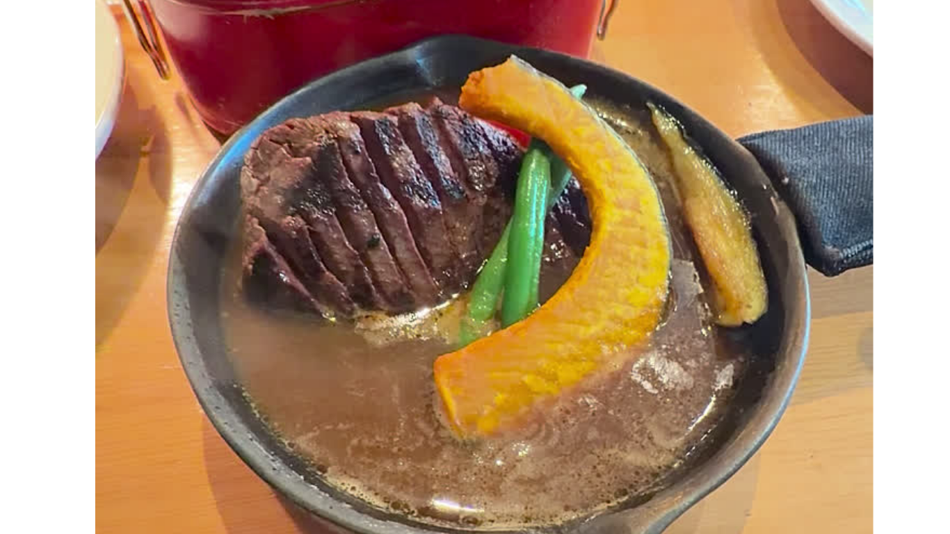 アルペンジローのステーキカリー——14種のスパイスのスープと炭火焼きステーキ
