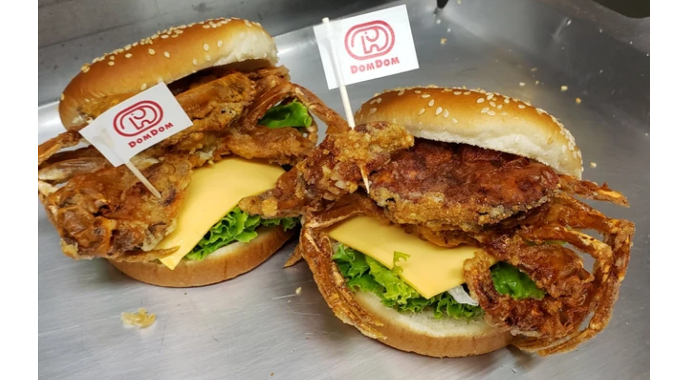 ドムドムバーガーの丸ごとカニバーガー——殻ごとカニをプレスして揚げた看板商品