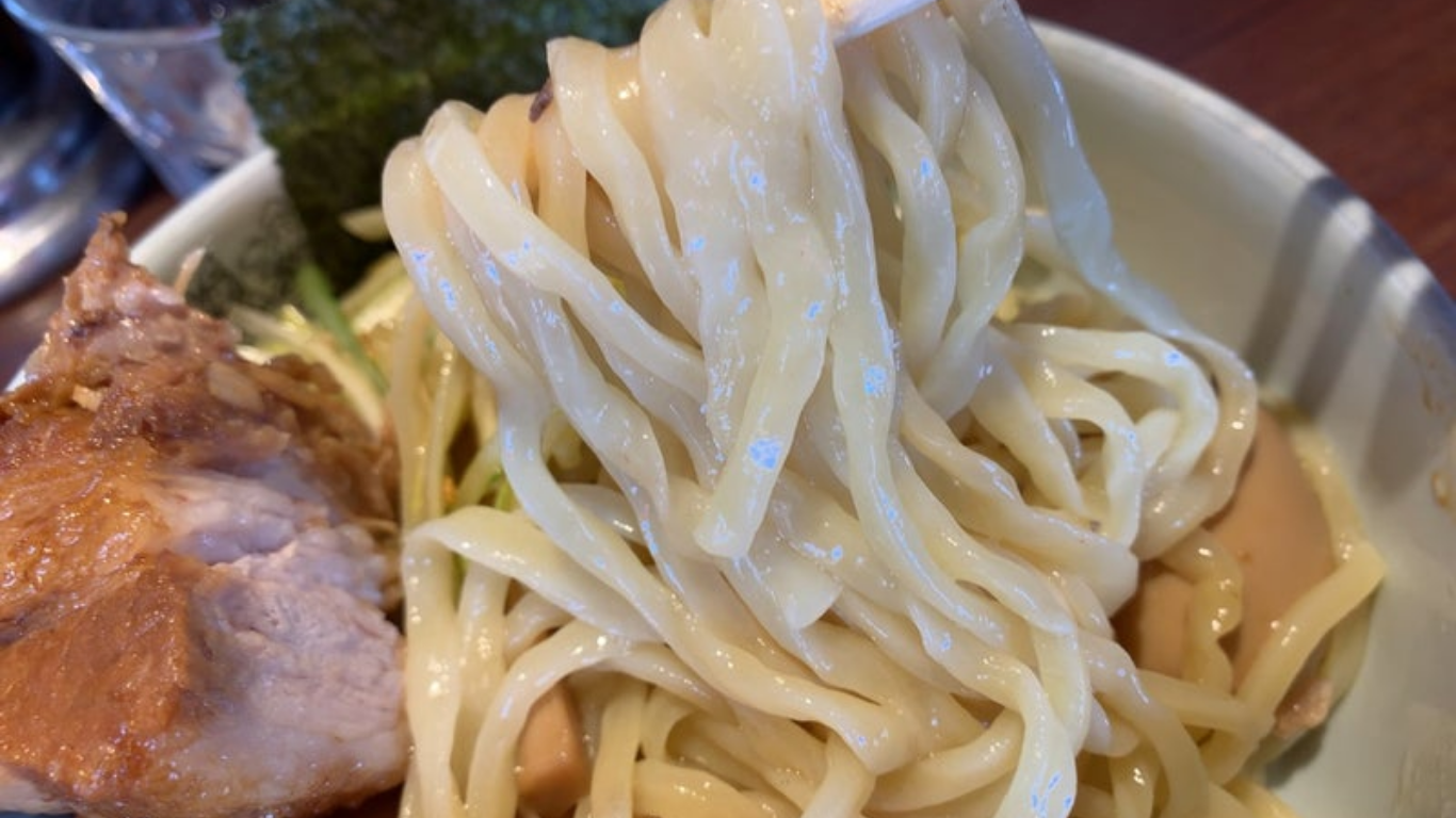 角煮のようにホロホロのチャーシューと背脂豚骨醤油スープ。二つの系譜が一杯に溶け合う