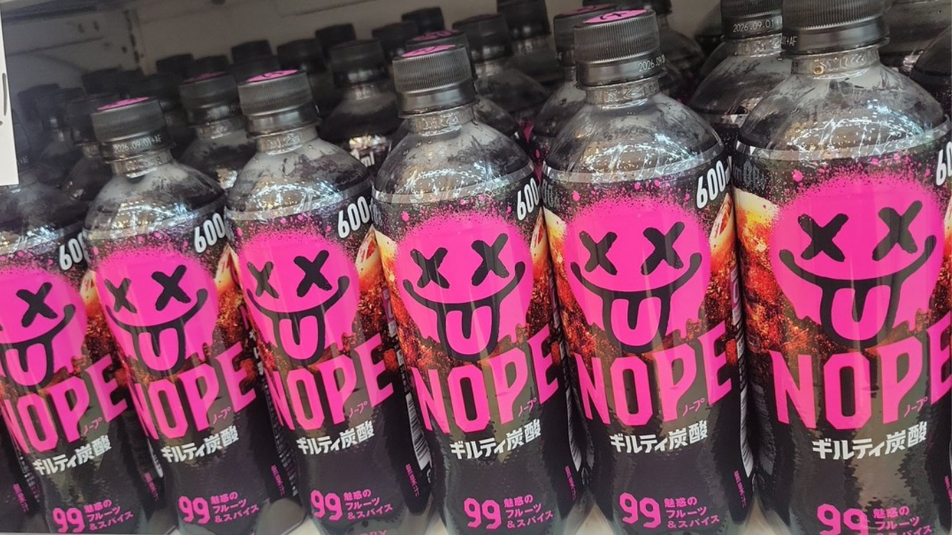 コンビニの飲料棚——「糖質ゼロ」の中にギルティ炭酸NOPEが並ぶ