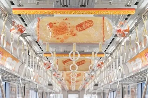 京急線を走るハッピーターントレイン——亀田製菓50周年のラッピング電車