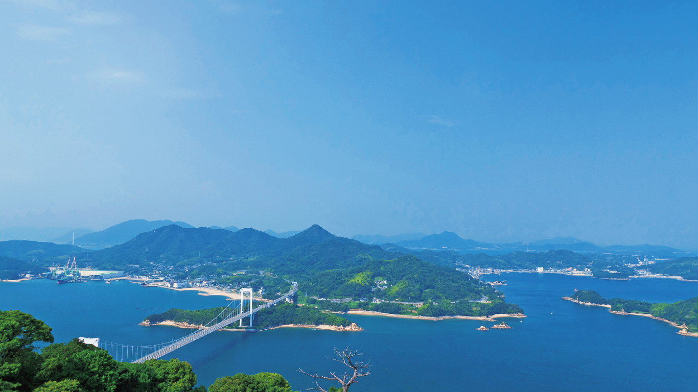 瀬戸内海の穏やかな海と島々