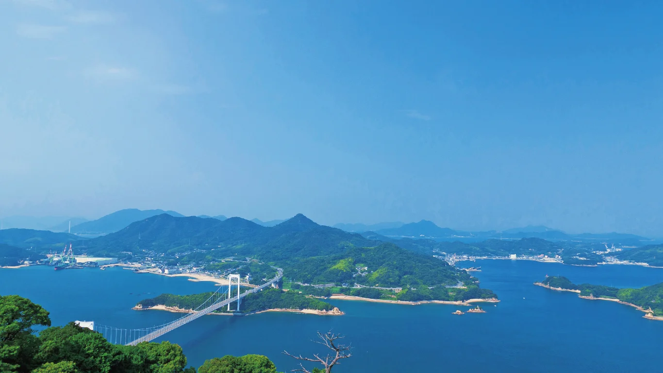 瀬戸内海の穏やかな海と島々