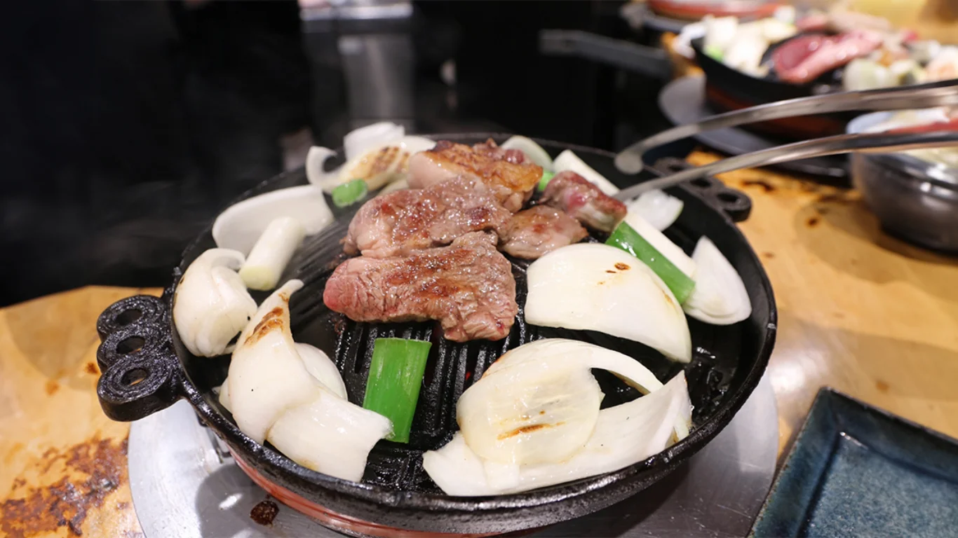 ジンギスカン 兜型鍋で焼かれるラム肉と野菜