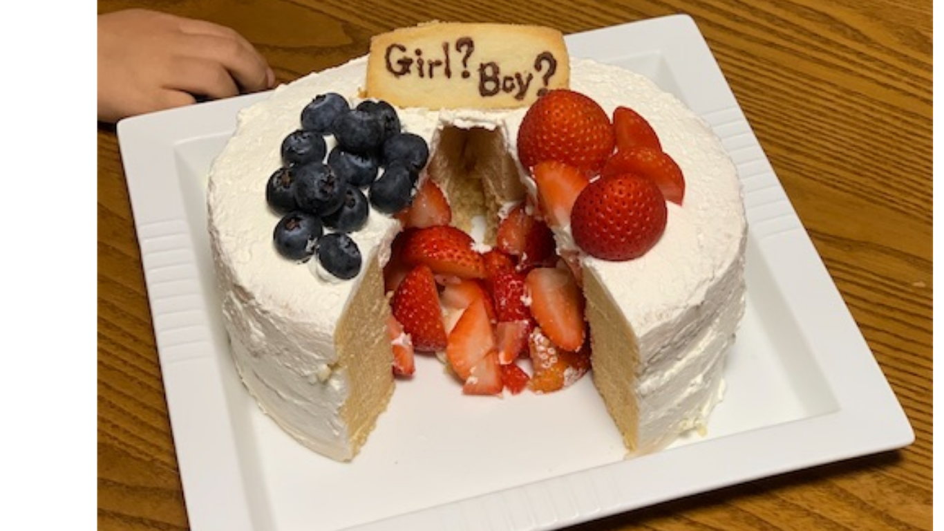 ジェンダーリビールケーキの断面——ピンクとブルーのクリーム