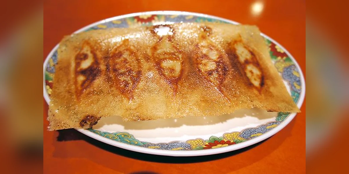 蒲田名物の羽根つき餃子。きつね色のパリパリの羽根が一枚の膜のように餃子を覆っている