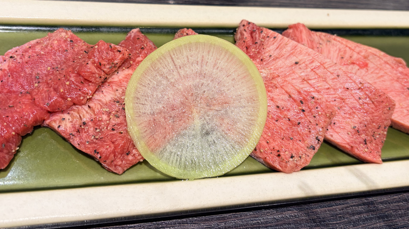 仔虎の店内とワインセラー