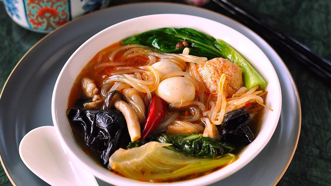 春雨やきくらげ、青梗菜が入った麻辣スープのマーラータン