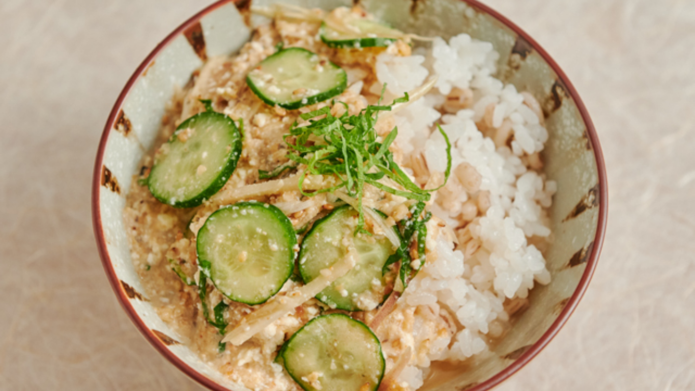 きゅうりと豆腐と大葉がのった宮崎の冷や汁