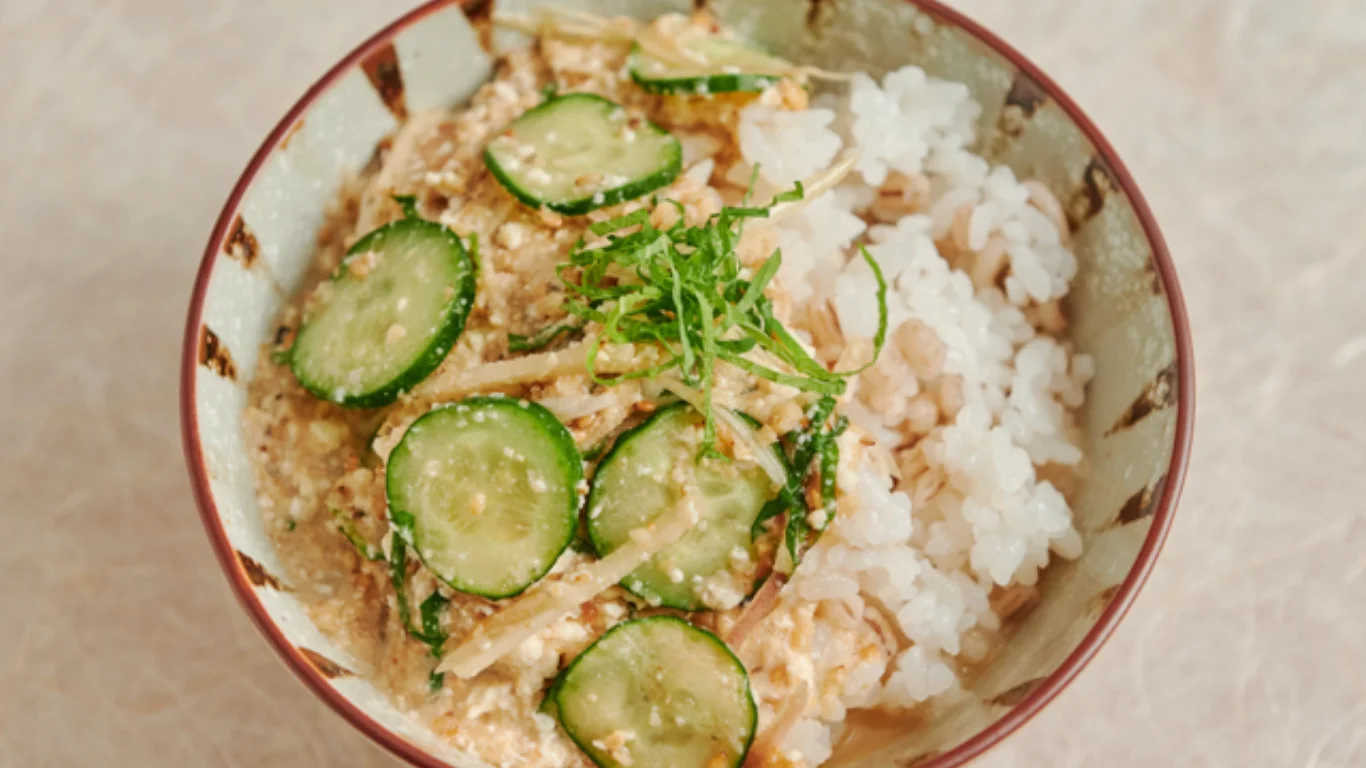 きゅうりと豆腐と大葉がのった宮崎の冷や汁