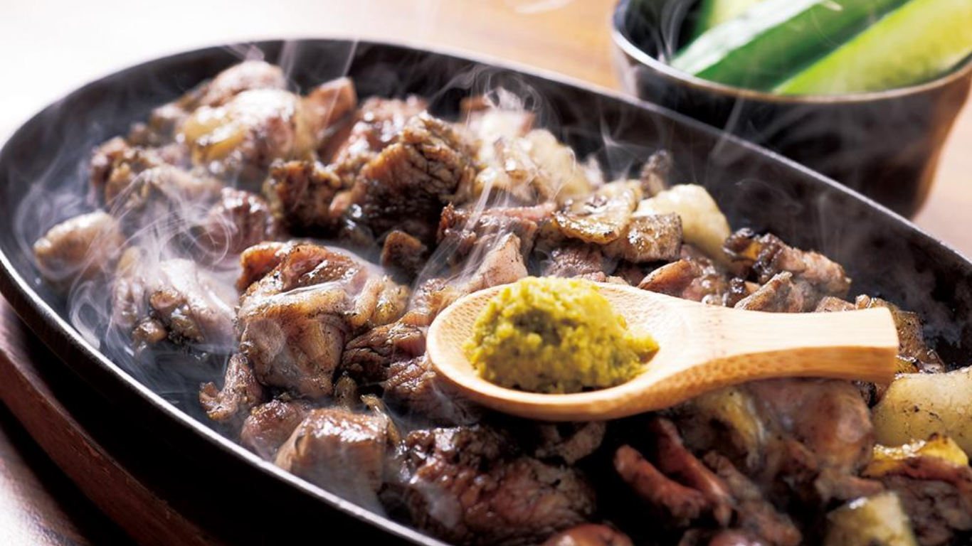 備長炭で豪快に焼かれるみやざき地頭鶏の炭火焼