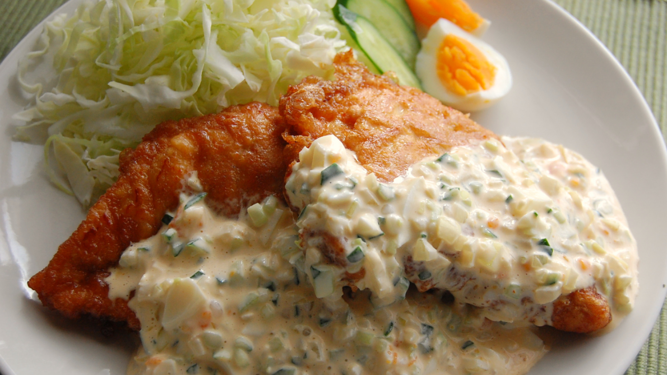 タルタルソースがたっぷりかかったチキン南蛮