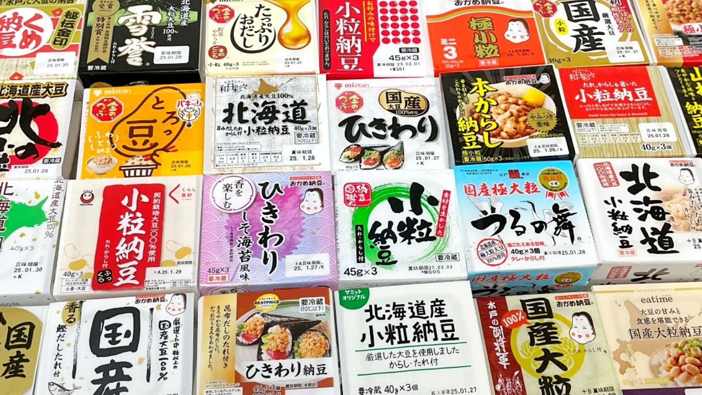 スーパーの納豆売り場——多種多様なブランドが並ぶ