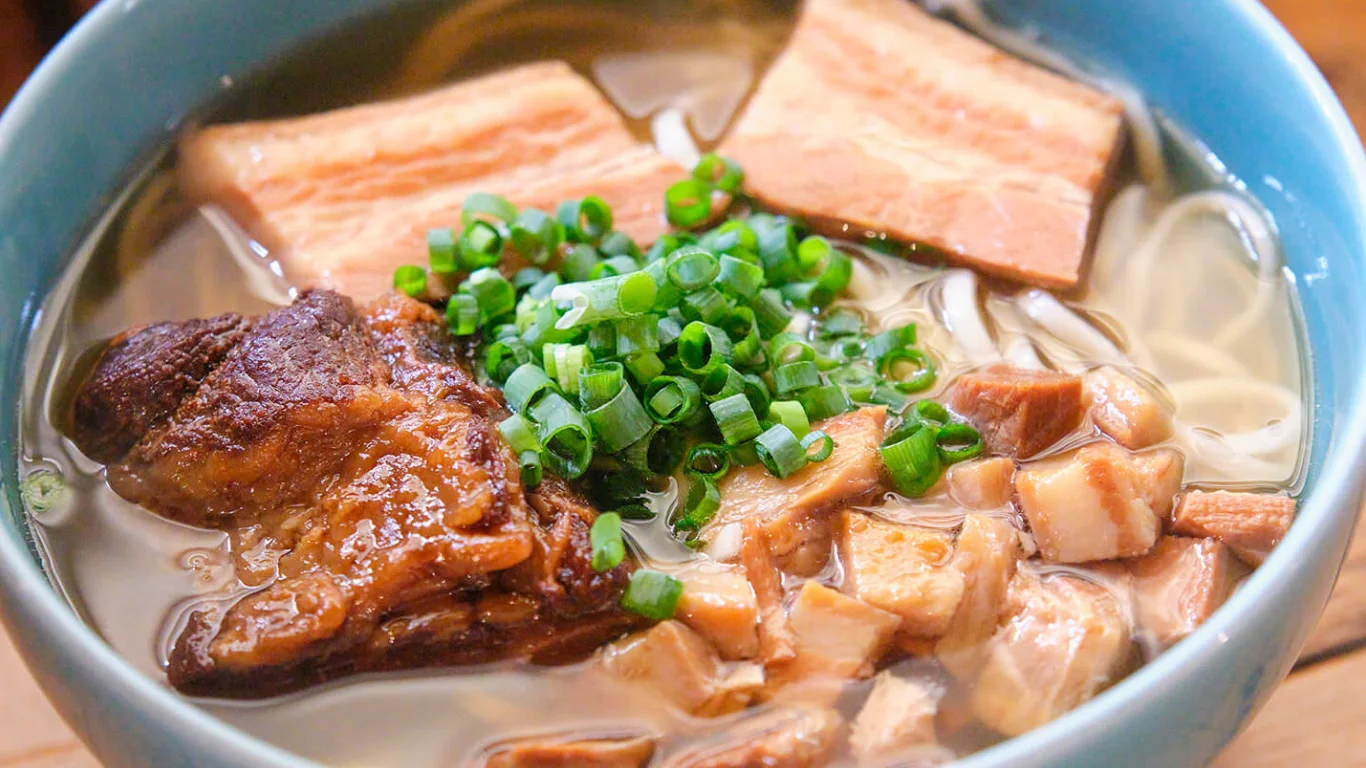 ソーキと三枚肉がのった沖縄そば