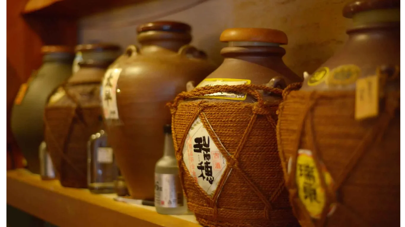 棚に並ぶ泡盛の古酒の甕