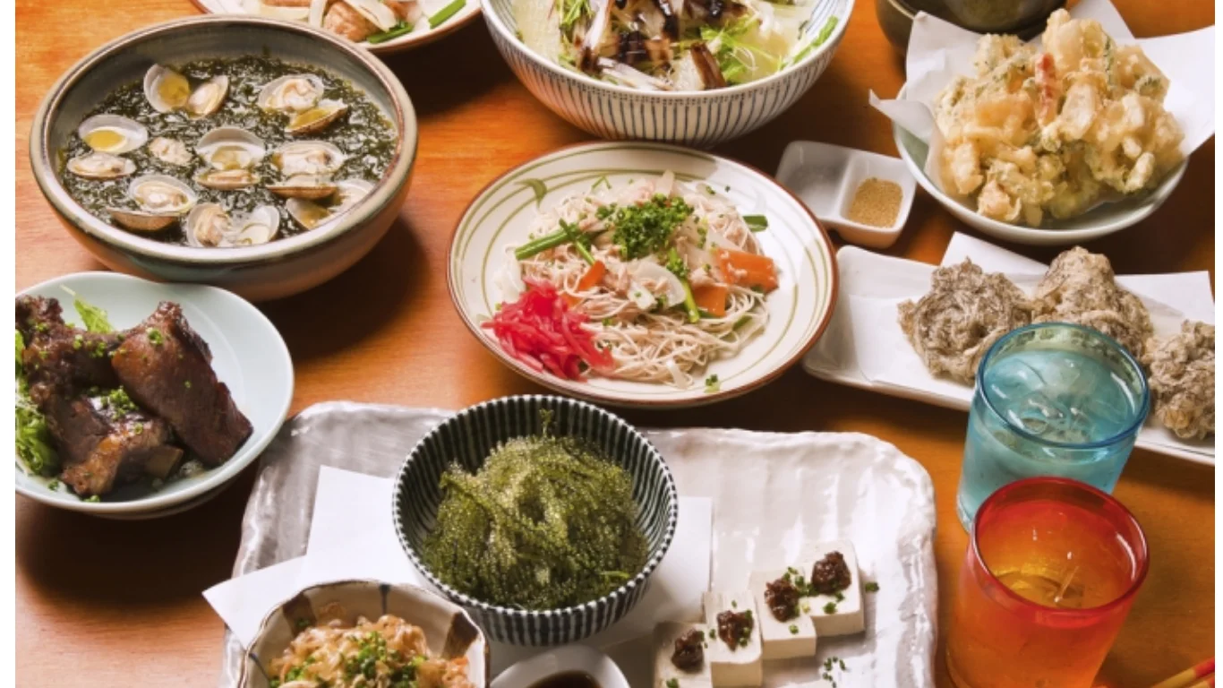 海ぶどうやソーミンチャンプルー、島豆腐が並ぶ沖縄の食卓