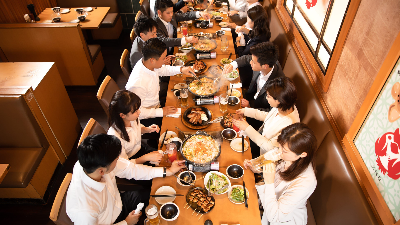 送別会で乾杯する居酒屋の風景