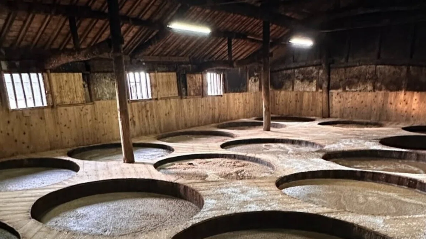 木桶で仕込まれる醤油