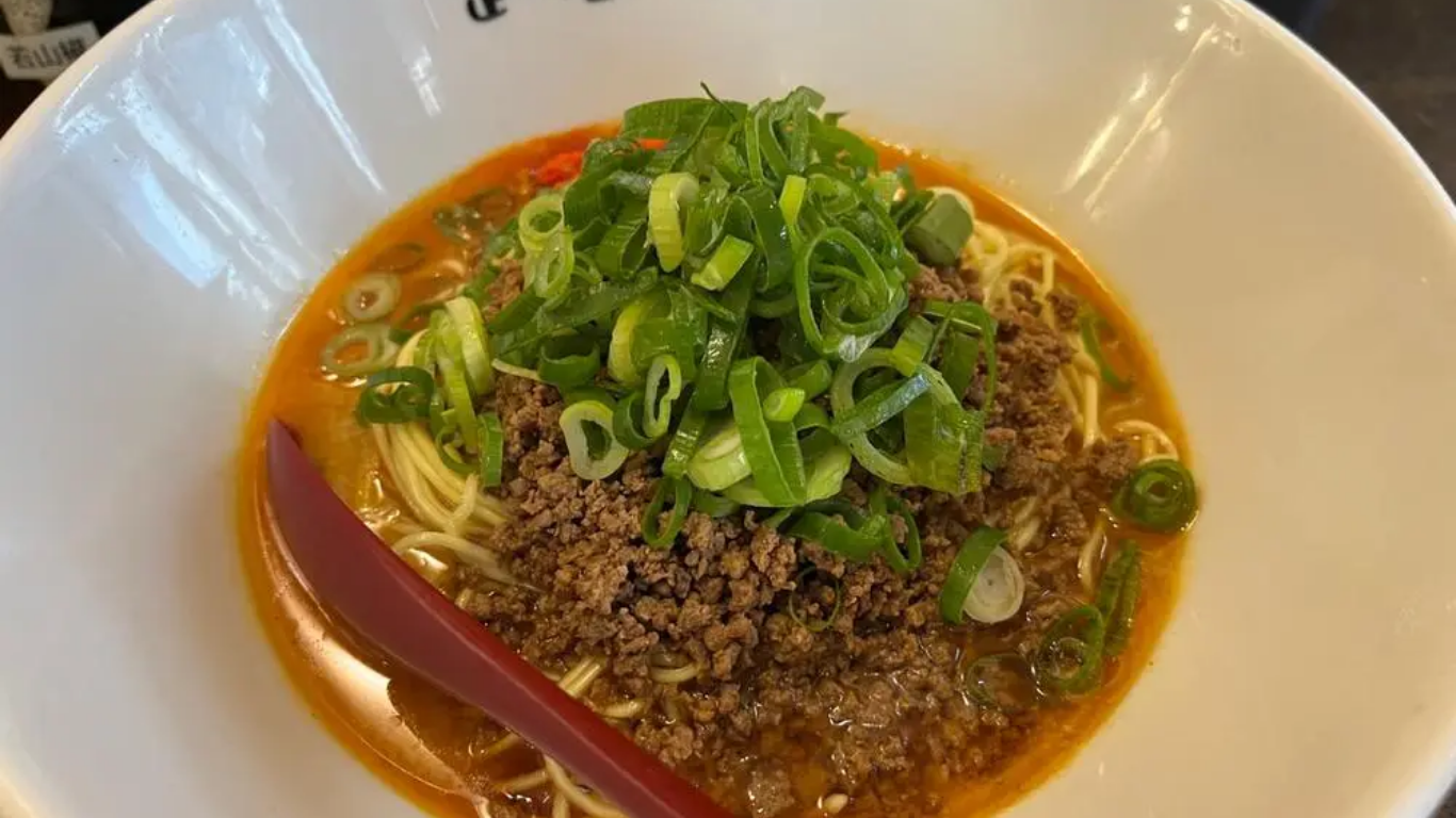 武蔵坊の汁なし担担麺。バツバツの低加水麺に3つの旨味が絡み合う