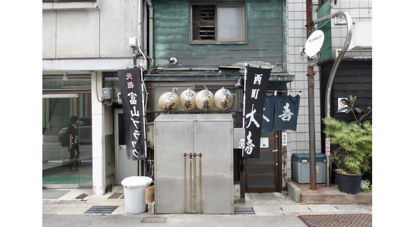 富山ブラックラーメン。濃い醤油スープに粗挽き黒胡椒とチャーシュー