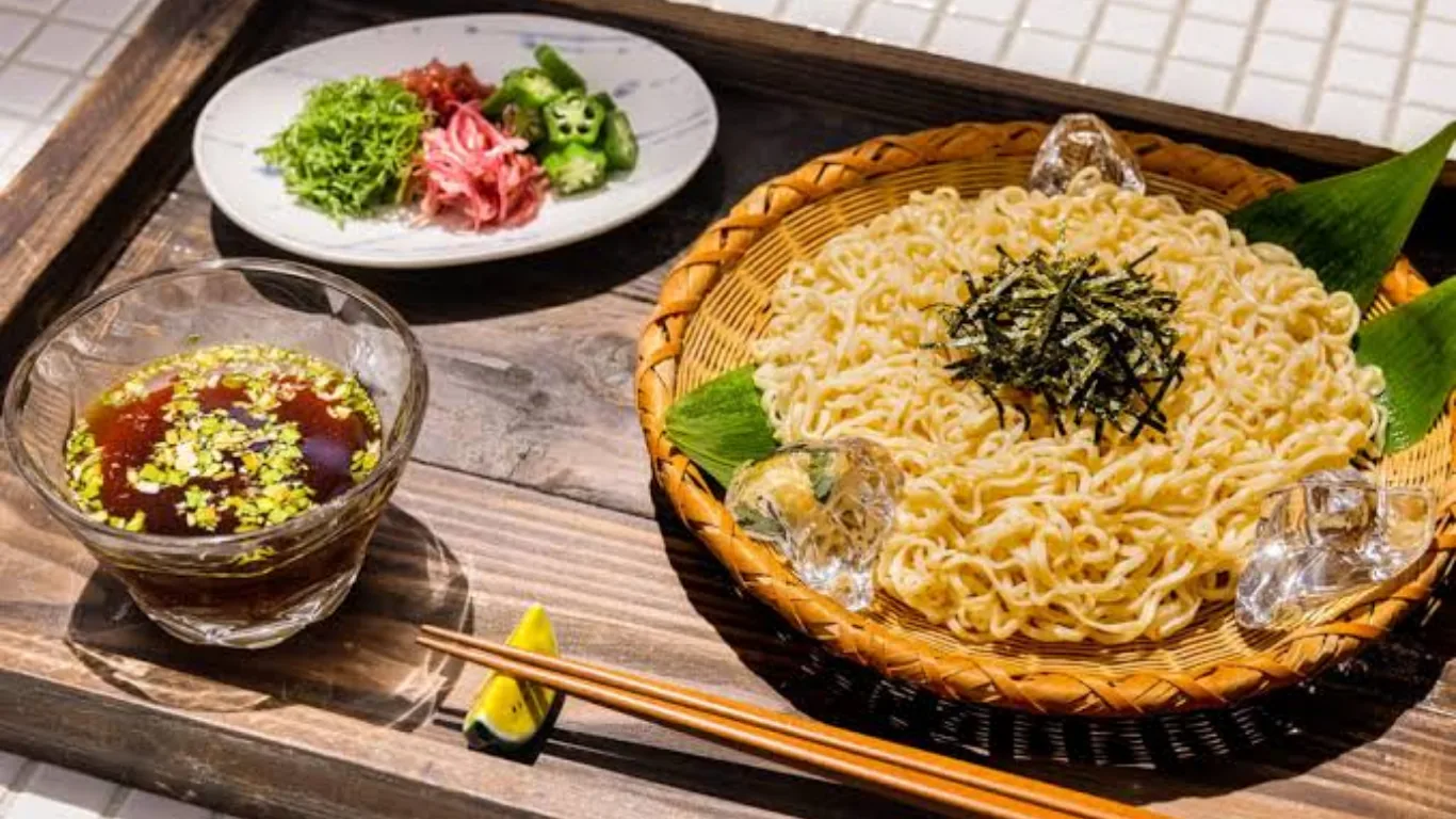 ざるに盛った冷たい中華麺と刻み海苔、別椀の和風つゆ、薬味の小皿